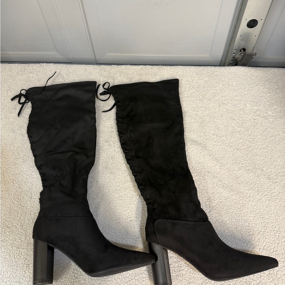 Elegant Black Knee-High Boots Size 9.5 Faux Suede
New - Picture 2 of 7